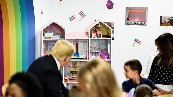 نقاشی کشیدن، راه فرار ترامپ از رسوایی‌هایش!+ تصاویر
