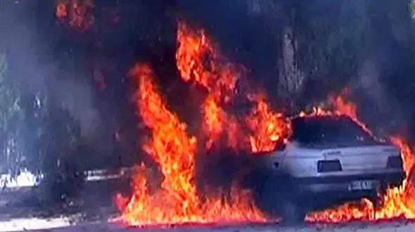 تعقیب و گریز پلیس فارس با تبهکاران / خودروی حامل مواد مرگ را به آتش کشیدند