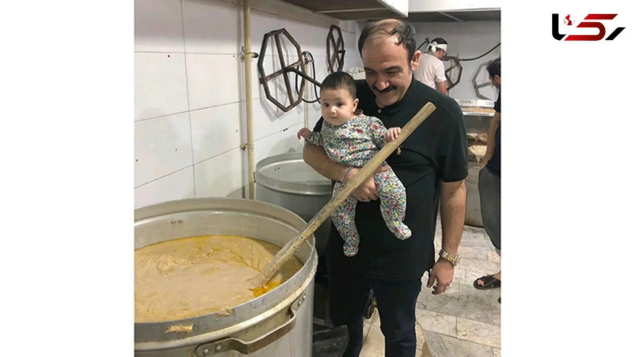 
مهران غفوریان همراه دخترش پای دیگ نذری + تصویر
