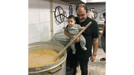 
مهران غفوریان همراه دخترش پای دیگ نذری + تصویر
