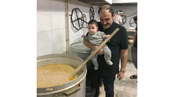 
مهران غفوریان همراه دخترش پای دیگ نذری + تصویر
