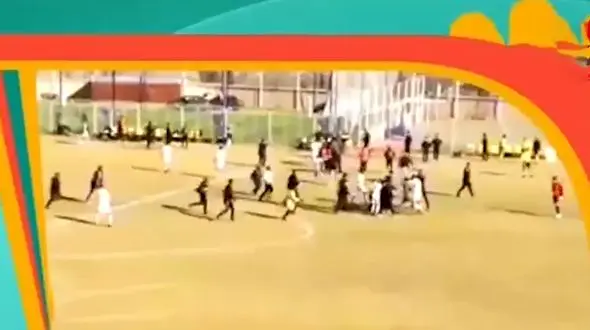 داور را در دربی اصفهان بدجوری کتک زدند / خانواده های بازیکنان وسط زمین ریختند + عکس و فیلم