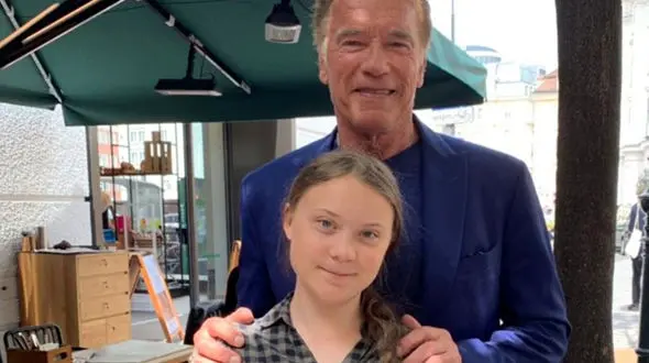 آرنولد به دختر معروف چه چیزی هدیه داد؟