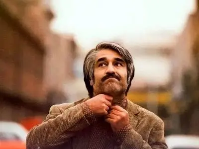 فیلم/ اولین فیلم واضح از پژمان جمشیدی در فرودگاه کانادا / آقای بازیگر به خواهر و پدرش رسید!