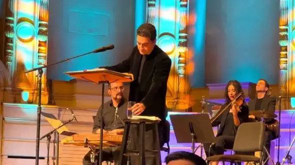 آواز باشکوه همایون شجریان در کانادا/  بغض سالن رو ترکوند وقتی اشک مهتاب رو خوند