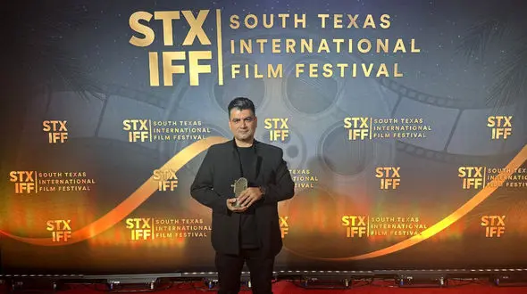 علی عطشانی با «ماه کوچولوی من» برنده جایزه بهترین فیلم از جشنواره تگزاس شد