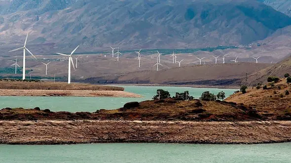 برق نداریم چون تابستان آب و زمستان گاز نداریم ! / انرژی بادی و خورشیدی تنها راه نجات صنعت برق کشور است