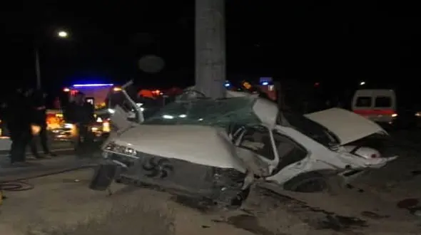 عکس هولناک از تصادف پژو پارس با تیربرق / 2 جوان اصفهانی در دم جان دادند