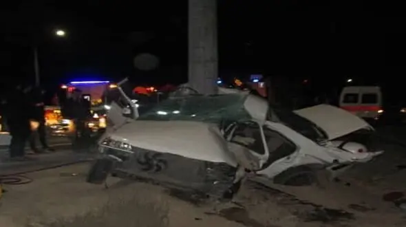 عکس هولناک از تصادف پژو پارس با تیربرق / 2 جوان اصفهانی در دم جان دادند