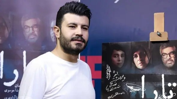 فیلم آواز باشکوه پیمان طالبی مجری صدا و سیما ! / هر عشقی میمیرد خاموشی میگیرد + عکس زن زیبایش