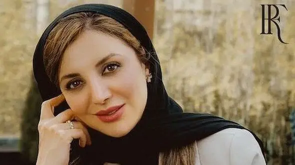 فیلم / اولین رونمایی از  چیدمان سنتی و مدرنِ خانه رویا میرعلمی /  از گلیم روی اوپن آشپزخانه، کنسول چوبی پر از قاب عکس در پذیرایی تا یخچال با کلی عکس چسبون شده!