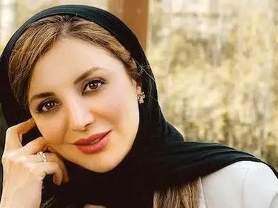 فیلم / اولین رونمایی از  چیدمان سنتی و مدرنِ خانه رویا میرعلمی /  از گلیم روی اوپن آشپزخانه، کنسول چوبی پر از قاب عکس در پذیرایی تا یخچال با کلی عکس چسبون شده!