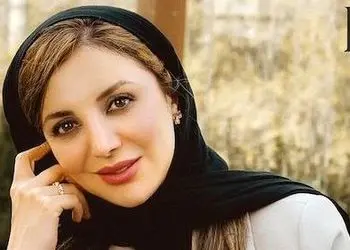 فیلم / اولین رونمایی از  چیدمان سنتی و مدرنِ خانه رویا میرعلمی /  از گلیم روی اوپن آشپزخانه، کنسول چوبی پر از قاب عکس در پذیرایی تا یخچال با کلی عکس چسبون شده!