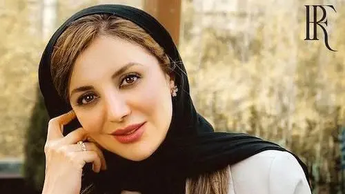 اولین رونمایی از چیدمان سنتی و مدرنِ خانه رویا میرعلمی / از گلیم روی اوپن آشپزخانه، کنسول چوبی پر از قاب عکس در پذیرایی تا یخچال با کلی عکس چسبون شده!