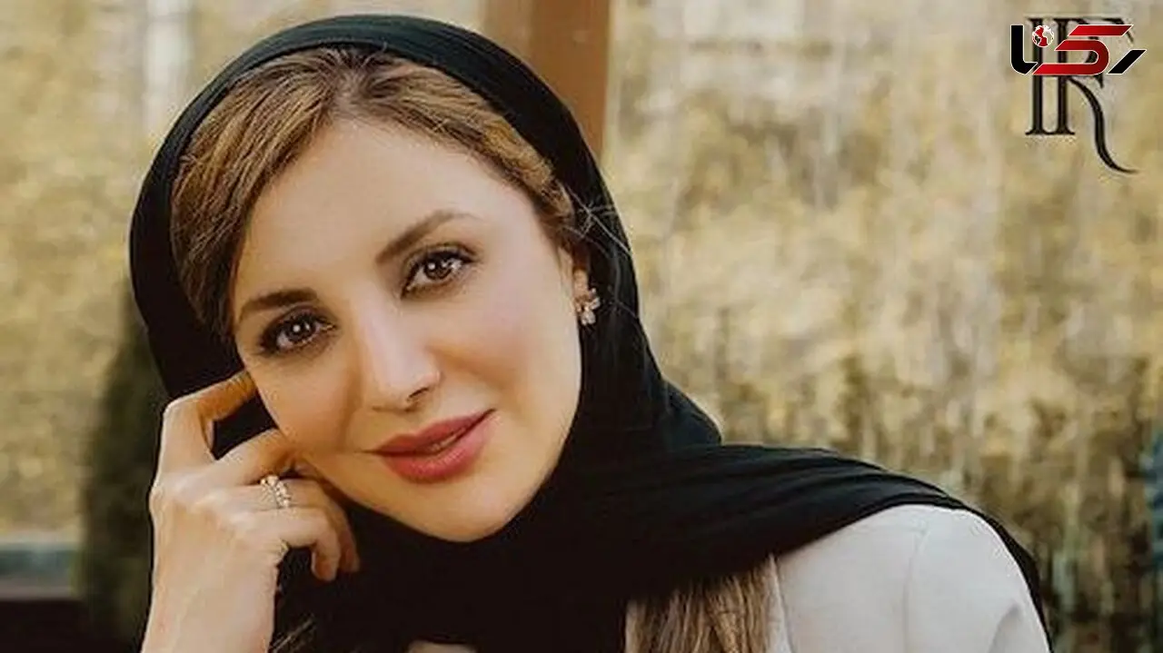 فیلم / اولین رونمایی از  چیدمان سنتی و مدرنِ خانه رویا میرعلمی /  از گلیم روی اوپن آشپزخانه، کنسول چوبی پر از قاب عکس در پذیرایی تا یخچال با کلی عکس چسبون شده!