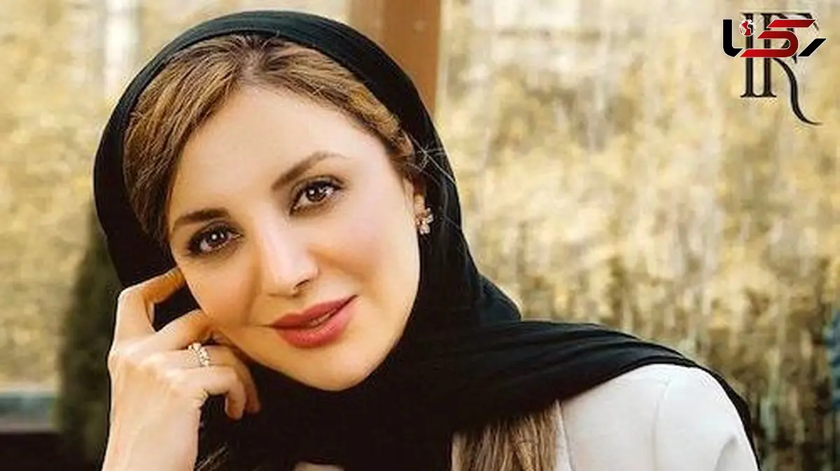 فیلم / اولین رونمایی از  چیدمان سنتی و مدرنِ خانه رویا میرعلمی /  از گلیم روی اوپن آشپزخانه، کنسول چوبی پر از قاب عکس در پذیرایی تا یخچال با کلی عکس چسبون شده!