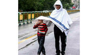کودک فال فروش در امان چتر پلیس / در روز بارانی تهران چه گذشت؟