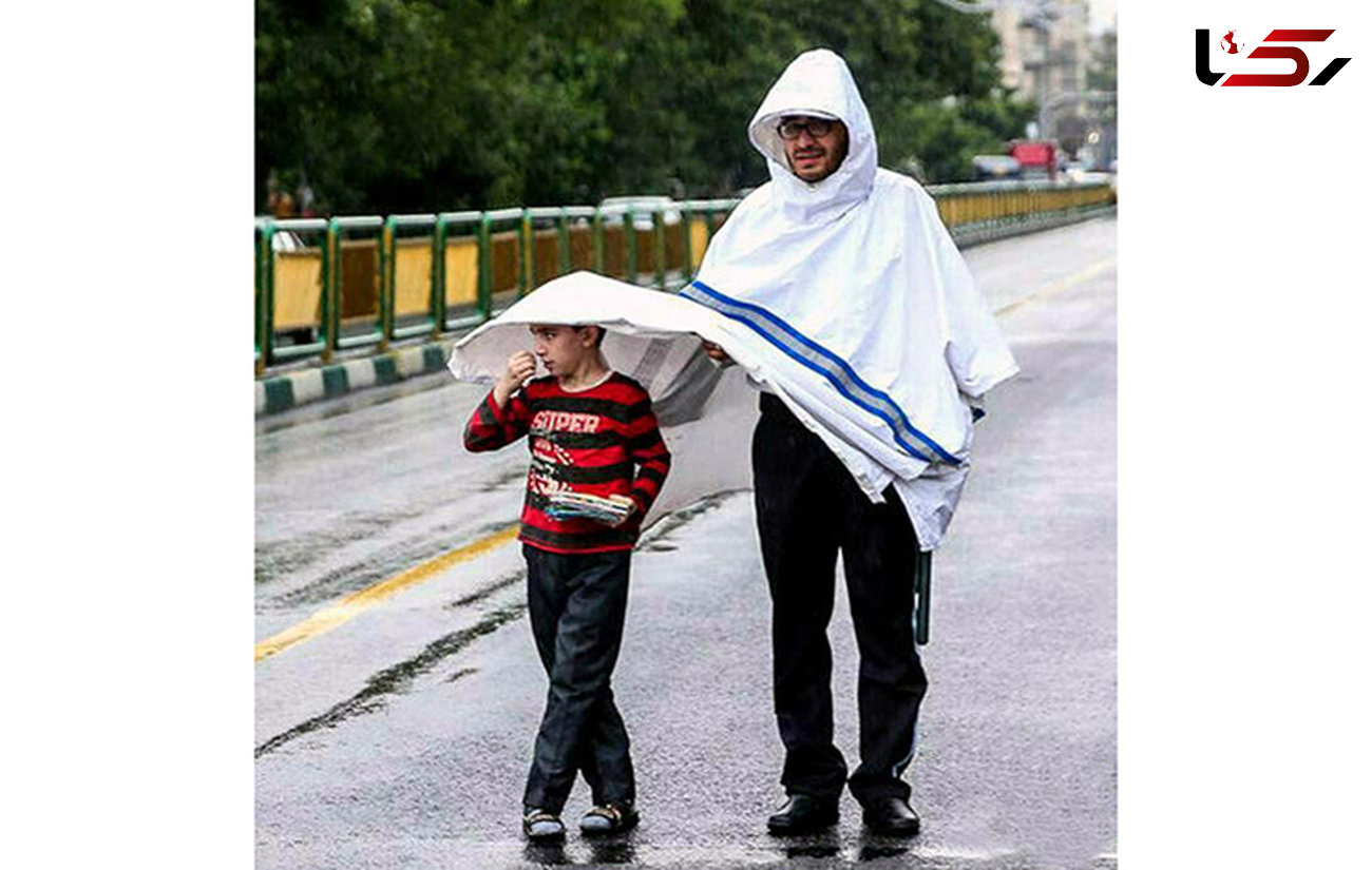 کودک فال فروش در امان چتر پلیس / در روز بارانی تهران چه گذشت؟