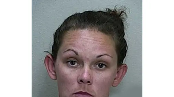 مادر سنگدل نوزادش را در دریای خون بند ناف رها کرد تا بمیرد + عکس