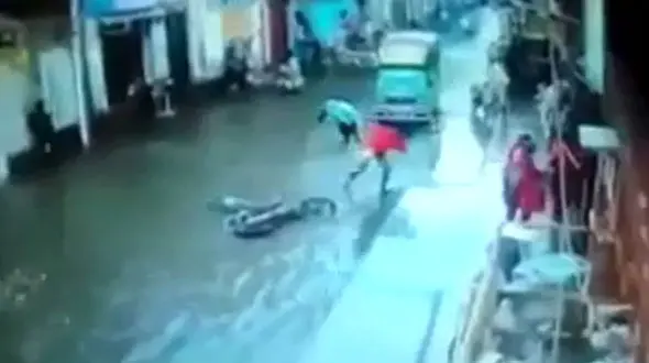 فیلم برق‌گرفتگی مرگبار 3 زن و مرد در سیلاب خیابانی+تصاویر