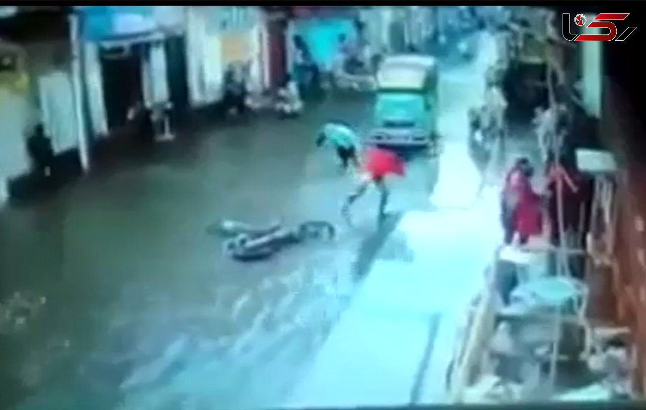 فیلم برق‌گرفتگی مرگبار 3 زن و مرد در سیلاب خیابانی+تصاویر