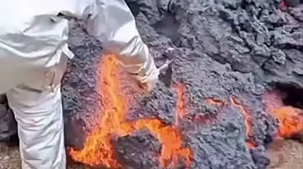 فیلم / دانشمندان جان خود را به خطر انداختند؛ نمونه‌ برداری از گدازه‌ های مذاب آتشفشان