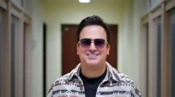 فیلم  / زنه جلوی شوهرش:امین حیایی و گلزار هم خوشگلن هم خوش تیپ ازشون خیلی خوشم میاد/حامد آهنگی  کپ میکنه : آقا ببین چی میگه ...