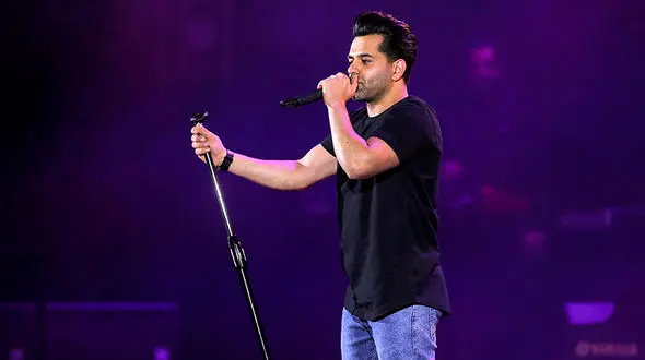 رضا بهرام برای مادران شهید ادای احترام کرد + عکس