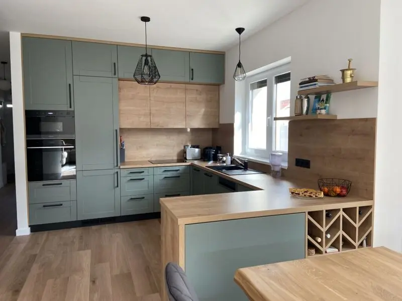 کابینت نئوکلاسیک آبی و طرح چوب با شلف