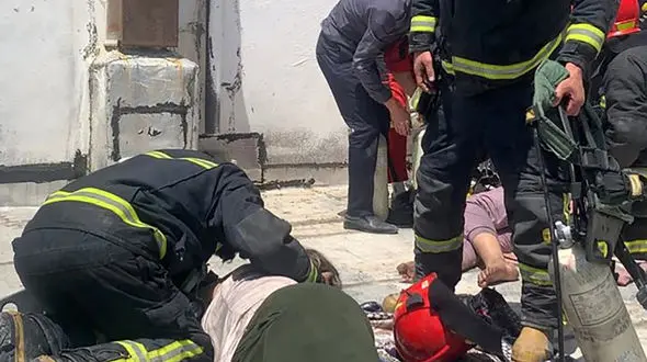 8 کشته و زخمی در آتش سوزی ساختمان 5 طبقه در شیراز / 40 زن و مرد و کودک در محاصره دود و آتش+ فیلم و عکس