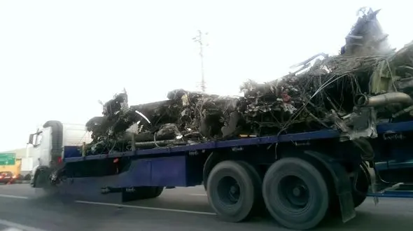 تصویر انتقال لاشه هواپیمای بویینگ ۷۰۷ سقوط کرده در کرج 