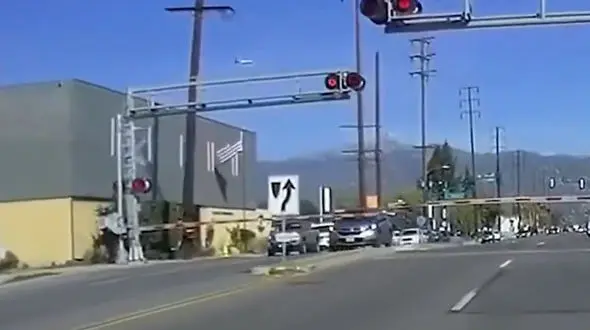 فیلم وحشتناک از تصادف قطار با ماشین / معجزه در زنده ماندن