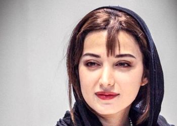 سبک زندگی جالب روشنگ گرامی با قیافه خواب آلود در جشن تولد دوستش