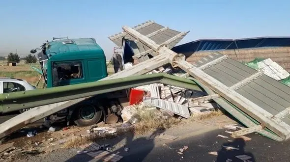 4 خودرو در محور مشهد- نیشابور به هم پیچیدند! / 10 مصدوم اورژانسی شدند