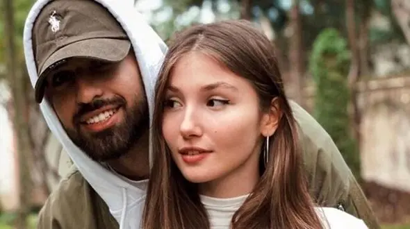  استقبال جذاب خانم بازیگر ترک از نامزد ایرانی‌اش  / هاپوی خوشگلشان را ببینید !