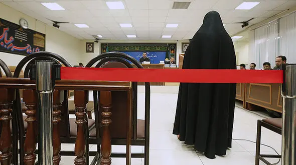 واکنش ها به پوشش متفاوت شبنم نعمت‌زاده در جلسه دادگاه+ عکس