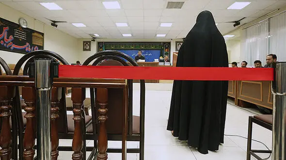 واکنش ها به پوشش متفاوت شبنم نعمت‌زاده در جلسه دادگاه+ عکس