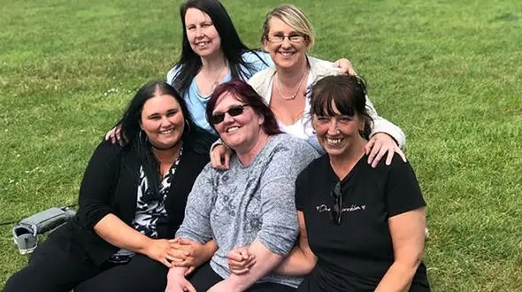 رسیدن دو خواهر پس از 50 سال به یکدیگر در قرنطینه کرونا + عکس / انگلیس