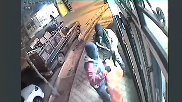 فیلم سرقت مسلحانه از طلافروشی در وزوان اصفهان  ! / این دزدان را می شناسید ؟! 