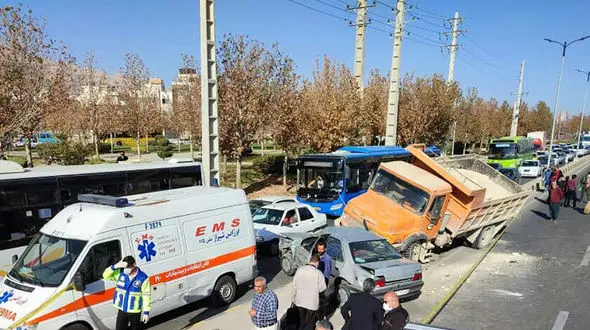 تصادف زنجیره‌ای در شیراز یک فوتی و دو مصدوم داشت