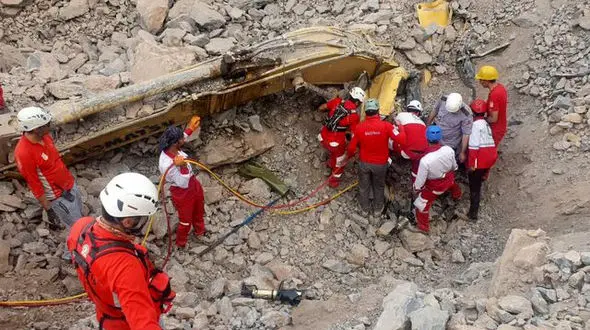 عکس دو معدن چی که در ریزش معدن جان باختند