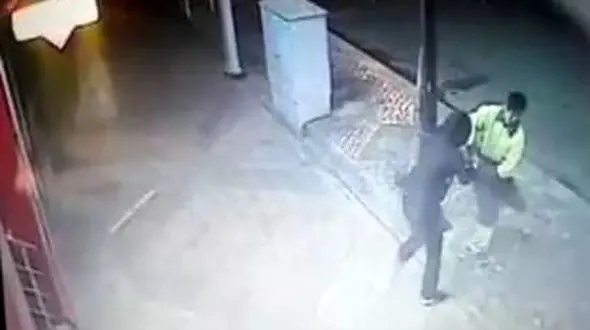 فیلم لحظه حمله مأمور افغان شهرداری به خانم خبرنگار تهرانی! / او چه می خواست؟+ فیلم