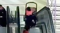 سقوط وحشتناک کودک با کالسکه از پله برقی + فیلم