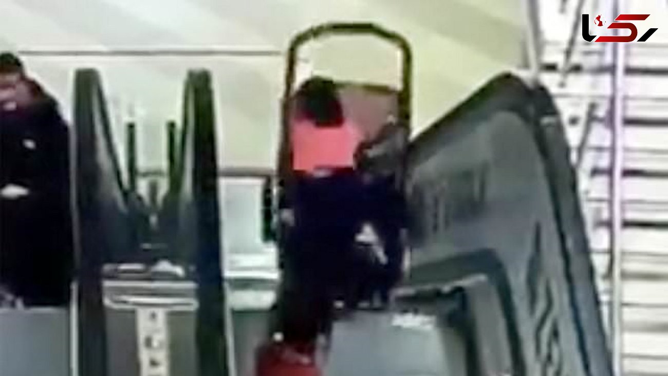 سقوط وحشتناک کودک با کالسکه از پله برقی + فیلم
