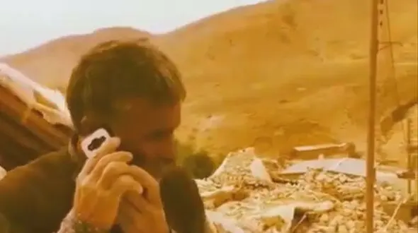 اشک شوق پیرمرد زلزله زده از شنیدن صدای پسرش+ فیلم و عکس