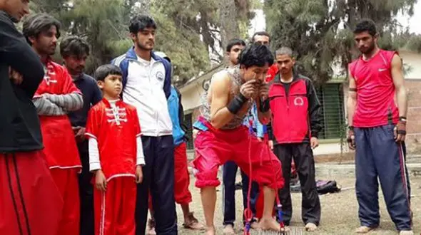 این مرد برای رکورد شکنی های عجیب جانش را کف دستش گرفته است+عکس