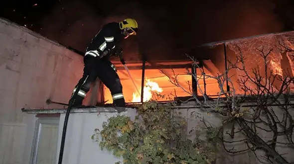 فرزند شهید محسنی دل به شعله های آتش زد/ او پلیس زرند است 