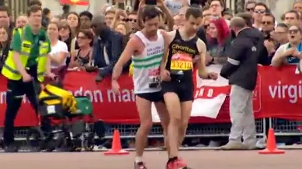 حرکت انسان دوستانه یک دونده در ماراتن لندن + فیلم و عکس