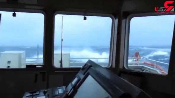 لحظه جدال ملوان شجاع با امواج سهمگین + فیلم هیجان انگیز