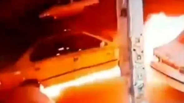 فیلم آتش گرفتن ناگهانی تاکسی سمند در وسط خیابان / مسافران فرار کردند 